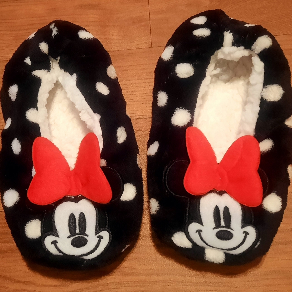 SOLD Minnie Women's 6/7 Bow Gripper Slippers